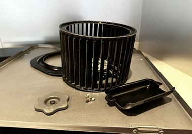 分解した換気扇パーツ