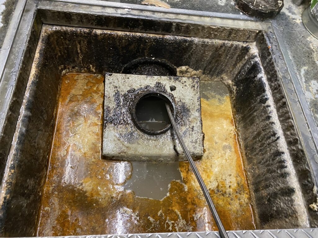 飲食店のグリストラップ清掃を実施！悪臭・排水詰まりを徹底改善